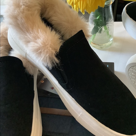 🌝NWT LA SHEELAH Sz6 BLACK FAUX SUEDE FUR TRIM SNEAKERS - Picture 4 of 9
